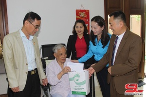Tặng quà người cao tuổi nhân “Tháng hành động vì người cao tuổi Việt Nam”