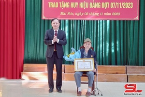 Đồng chí Chủ tịch HĐND tỉnh trao Huy hiệu Đảng đợt 7/11 tại huyện Mai Sơn