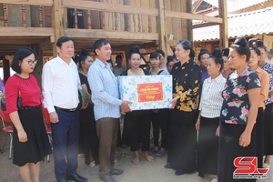 Đồng chí Tòng Thị Phóng, nguyên Ủy viên Bộ Chính trị, nguyên Phó Chủ tịch Thường trực Quốc hội thăm, tặng quà cụm dân cư Tằng Khẻ
