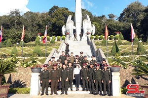 Đoàn cán bộ, chiến sĩ của Quân đội nước CHDCND Lào tham quan tại huyện Yên Châu