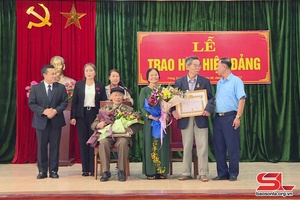 Chuyển trao Huy hiệu Đảng dịp 7/11 tại thị trấn Nông trường Mộc Châu