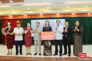 Thăm, tặng quà trẻ em khuyết tật
