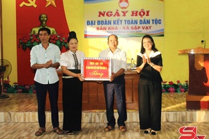 Đồng chí Trưởng ban Tuyên giáo Tỉnh ủy dự Ngày hội đại đoàn kết toàn dân tộc tại huyện Yên Châu