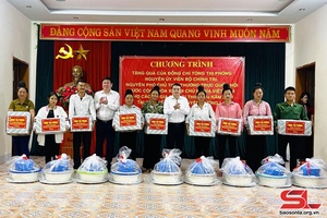 Chuyển trao quà của đồng chí Tòng Thị Phóng, nguyên Phó Chủ tịch Thường trực Quốc hội cho cụm dân cư Tằng Khẻ