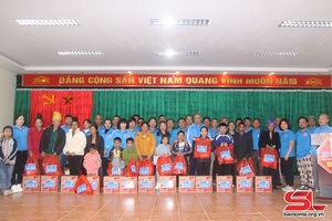 'Hội Lái xe 26 tặng quà cho gia đình có hoàn cảnh khó khăn tại xã Chiềng Sung