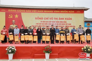 Đồng chí Phó Chủ tịch nước thăm, động viên cán bộ, chiến sĩ tại Trung đoàn 754
