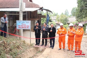 Khánh thành công trình chiếu sáng năng lượng mặt trời tại xã Mường Sại