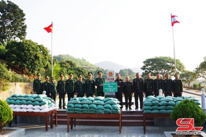 Trao tặng gạo cho lực lượng bảo vệ biên giới nước bạn Lào