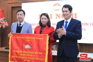 Ủy ban MTTQ Việt Nam thành phố Sơn La nhận Cờ "Đơn vị xuất sắc toàn diện phong trào thi đua năm 2023”