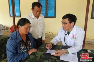 Chăm sóc sức khỏe cho bộ đội và nhân dân vùng biên giới