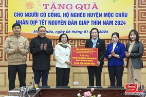 Đoàn công tác thành phố Hồ Chí Minh tặng quà tại huyện Mộc Châu