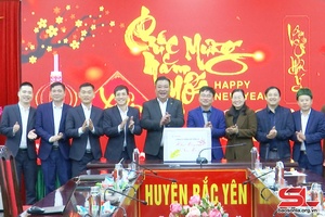 Lãnh đạo Công ty điện lực Sơn La thăm chúc mừng năm mới huyện Bắc Yên