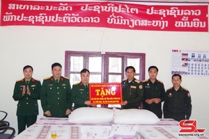 Thăm, tặng quà Bộ CHQS tỉnh Hủa Phăn (nước CHDCND Lào)