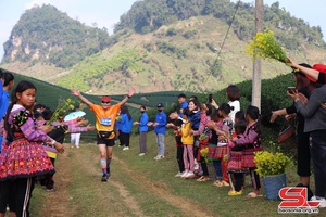 Khởi tranh giải chạy Marathon đường mòn Việt Nam năm 2024 tại Mộc Châu