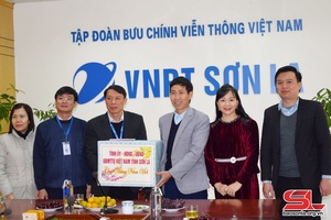 Đồng chí Trưởng ban Dân vận Tỉnh ủy thăm, chúc tết các đơn vị viễn thông