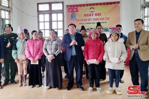 Đồng chí Phó Chủ tịch HĐND tỉnh tặng quà xã Mường Hung