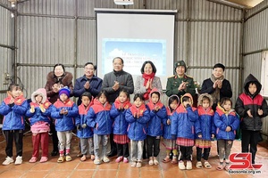 Đoàn Đại biểu Quốc hội tỉnh tặng áo ấm cho học sinh vùng cao