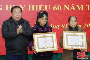 Trao tặng Huy hiệu Đảng 60 năm cho đảng viên