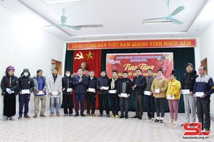 Đoàn công tác của Ban Tổ chức Tỉnh ủy trao quà tết tại xã Chiềng Lao
