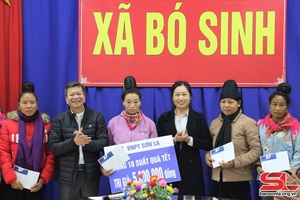 Báo Sơn La thăm, tặng quà xã Bó Sinh