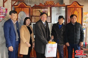 Lãnh đạo huyện Mường La tặng quà tết cho người có công, gia đình chính sách 