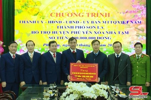 Thành phố trao 500 triệu đồng hỗ trợ huyện Phù Yên xóa nhà tạm