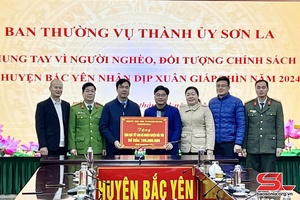 Thành ủy Sơn La tặng 100 triệu đồng cho hộ nghèo huyện Bắc Yên