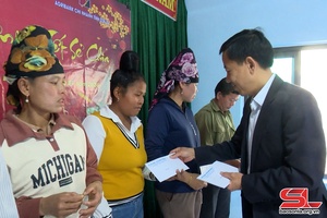 Đài Phát thanh - Truyền hình tỉnh tặng quà Tết xã Chiềng En 