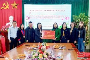 Thành phố Sơn La tặng 200 suất quà Tết cho các hộ nghèo huyện Yên Châu