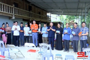 Đồng chí Phó Chủ tịch HĐND tỉnh thăm, tặng quà tết tại huyện Thuận Châu