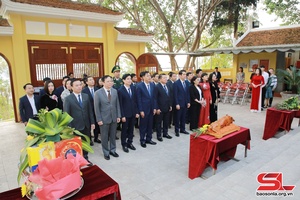 Các đồng chí lãnh đạo tỉnh dâng hương, dâng hoa Đền thờ Vua Lê Thái Tông; Đền thờ Bác Hồ và viếng Nghĩa trang Liệt sĩ Nhà tù Sơn La