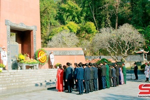 Các đồng chí lãnh đạo tỉnh dâng hương, dâng hoa Đền thờ Vua Lê Thái Tông; Đền thờ Bác Hồ và viếng Nghĩa trang Liệt sĩ Nhà tù Sơn La
