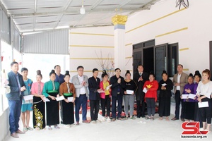 Lãnh đạo huyện Mường La thăm, tặng quà tết cho nhân dân