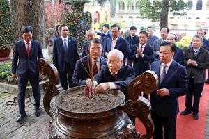 Tổng Bí thư Nguyễn Phú Trọng dâng hương tại Hoàng Thành Thăng Long