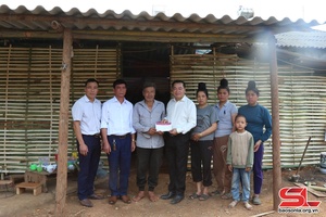 Trao kinh phí hỗ trợ hộ gia đình bị cháy nhà tại xã Mường Chùm