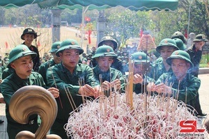 176 tân binh huyện Thuận Châu dâng hương và báo công tại Nhà tưởng niệm Hồ Chí Minh