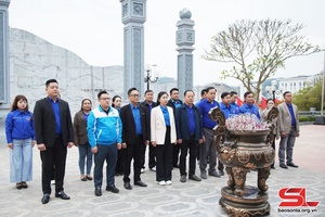 Đoàn thanh niên nhân dân cách mạng tỉnh Luông Pha Bang dâng hương tại Đền thờ Bác Hồ và các Anh hùng Liệt sĩ Nhà tù Sơn La
