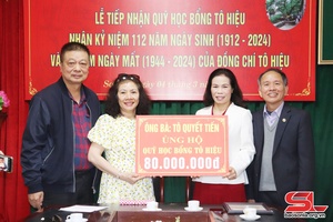 Gia đình thân nhân liệt sĩ Tô Hiệu ủng hộ Quỹ học bổng Tô Hiệu