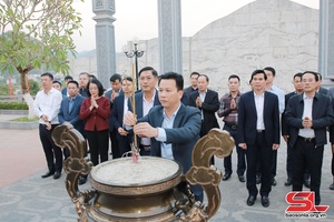 Bộ trưởng Bộ Tài nguyên và Môi trường cùng Đoàn công tác dâng hương Đền thờ Bác Hồ, Nhà tưởng niệm các Anh hùng Liệt sĩ Nhà tù Sơn La 