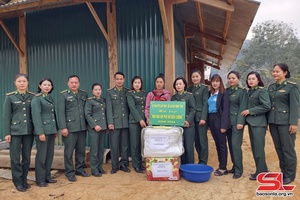 Hội Phụ nữ Bộ đội Biên phòng tỉnh hoạt động từ thiện tại xã Mường Lạn