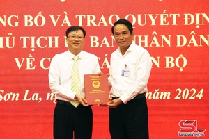 Hội nghị công bố và trao quyết định của Chủ tịch UBND tỉnh về công tác cán bộ 