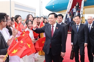 Chủ tịch Quốc hội đến Bắc Kinh, bắt đầu chuyến thăm chính thức Trung Quốc