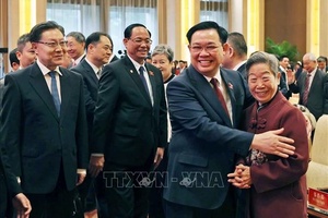 Chủ tịch Quốc hội dự Gặp gỡ hữu nghị nhân dân Việt Nam - Trung Quốc