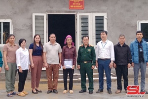 Ban CHQS huyện Phù Yên hỗ trợ 50 triệu đồng làm nhà "Đại đoàn kết"
