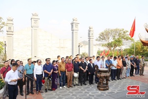 Liên hiệp các Hội VHNT Việt Nam dâng hương Đền thờ Bác Hồ và thăm Di tích quốc gia đặc biệt Nhà tù Sơn La