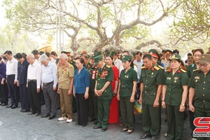 'Dâng hương tưởng niệm các Anh hùng liệt sĩ hy sinh trong chiến dịch Điện Biên Phủ