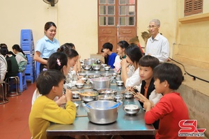 Bữa ăn bán trú đưa học sinh đến trường