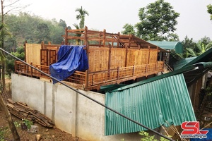 'Mưa lốc khiến 1 người bị thương và thiệt hại nhà ở tại xã Chiềng Bằng