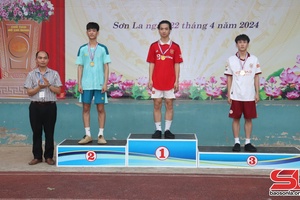 Trao 15 bộ huy chương môn đá cầu tại Hội khỏe Phù Đổng tỉnh Sơn La lần thứ XII