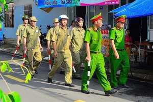 Lực lượng tham gia bảo vệ an ninh, trật tự ở cơ sở được trang bị dùi cui, áo giáp chống đâm